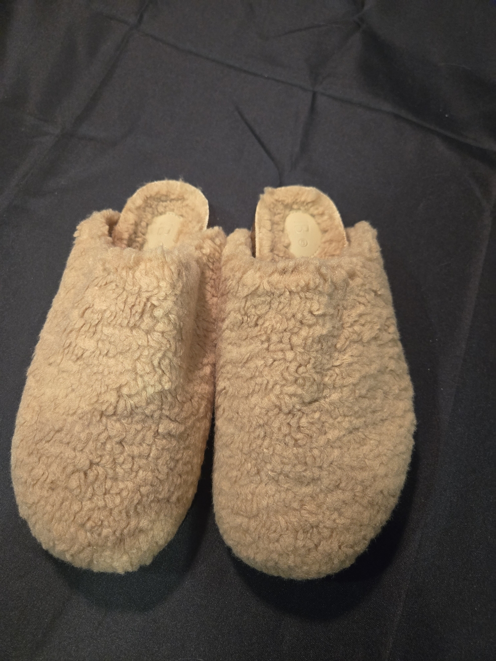 INTENTIONALLY BLANK Cozy Sherpa Slip-On Slippers in Camel NEW